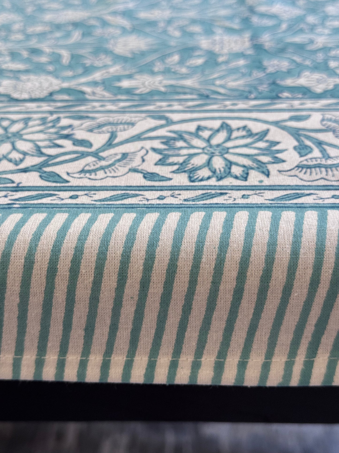 gros plan sur la frise qui encadre la nappe bleu PADMA imprimée artisanalement en Inde