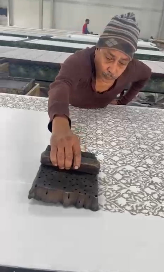 extrait du processus d'impression des nappes avec les tampons de bois