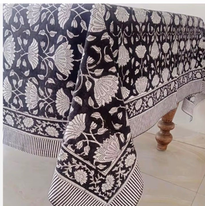 gros plan sur l'imprimé block print du lotus blanc sur fond noir avec en premier plan le détail de la frise réalisée selon le savoir faire artisanal de Jaipur