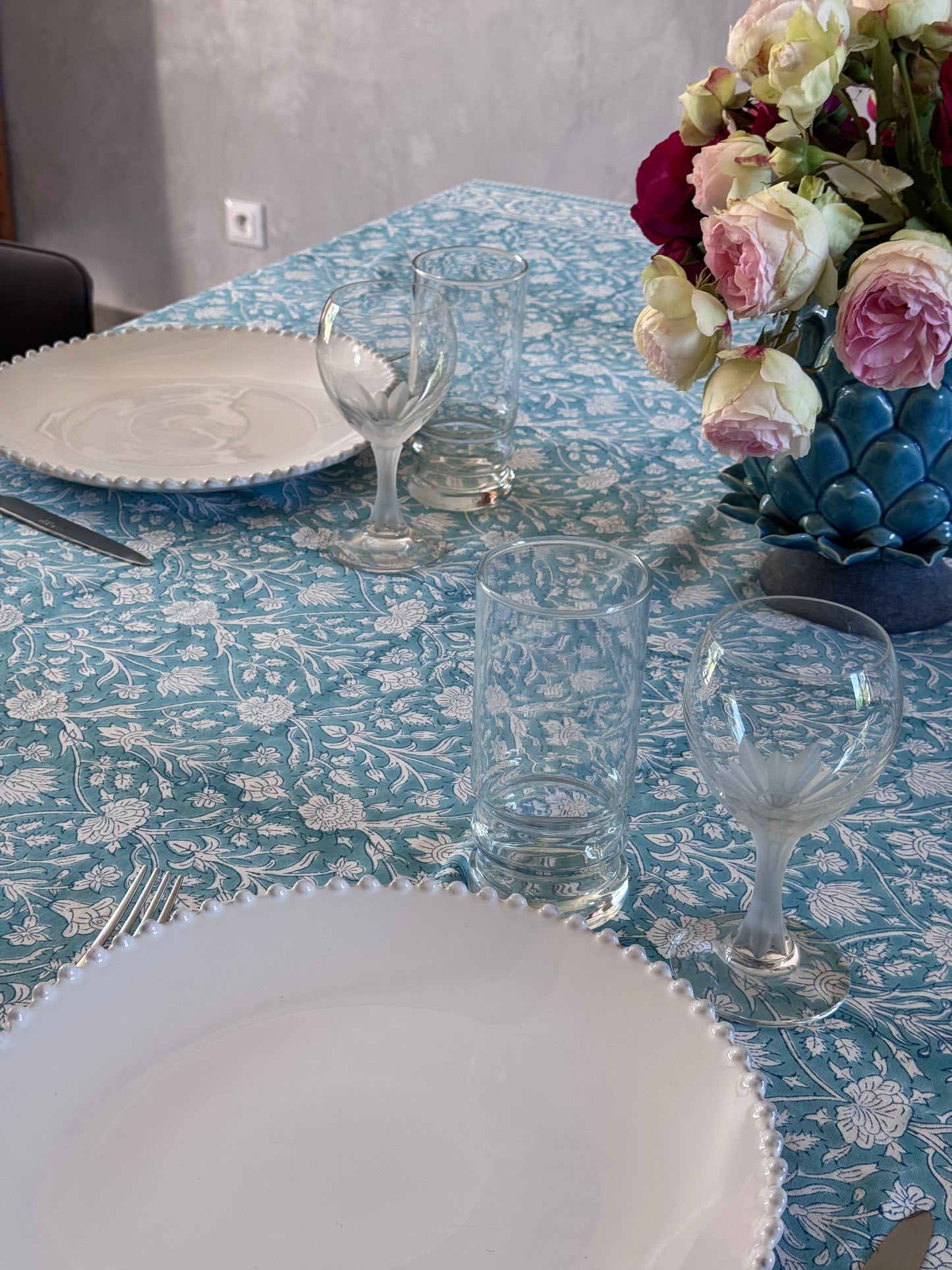 Nappe Padma en coton bleue en block print mise en scène avec de la jolie vaisselle blanche et des verres en cristal.