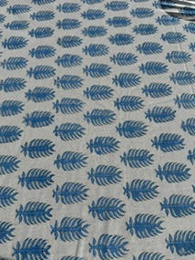 visuel en gros plan de l'impression block-print de la nappe pavana coloris bleu clair 