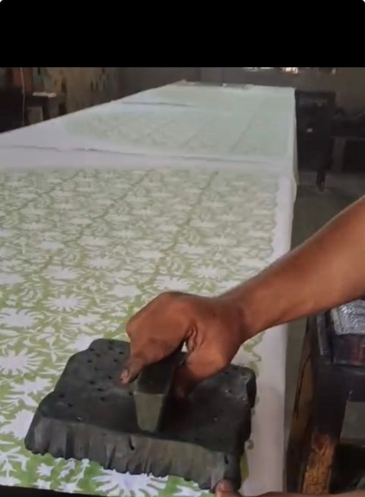 artisan indien réalisant une impression blockprint sur les nappes rondes Khushi