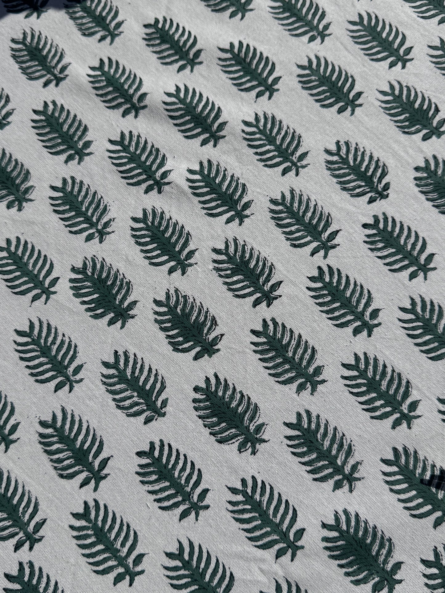 visuel en gros plan  de l'impression block-print sur le modèle PAVANA vert 