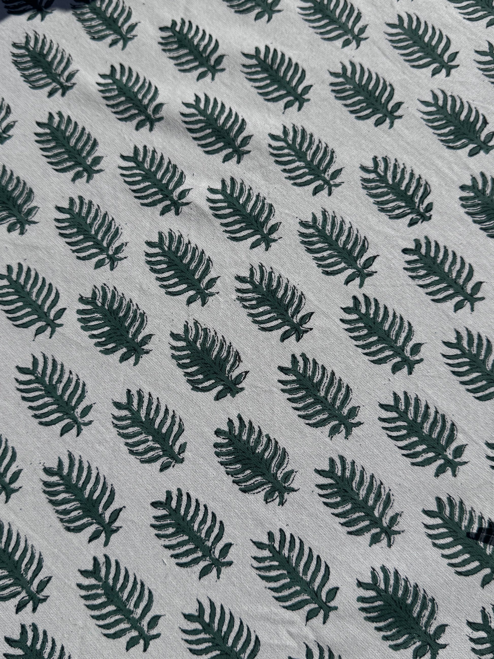 visuel en gros plan  de l'impression block-print sur le modèle PAVANA vert 