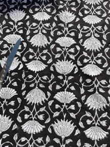 Gros plan sur l'imprimé du lotus choisi pour le modèle de la nappe ronde LOTUS, impression bicolore en noir et blanc