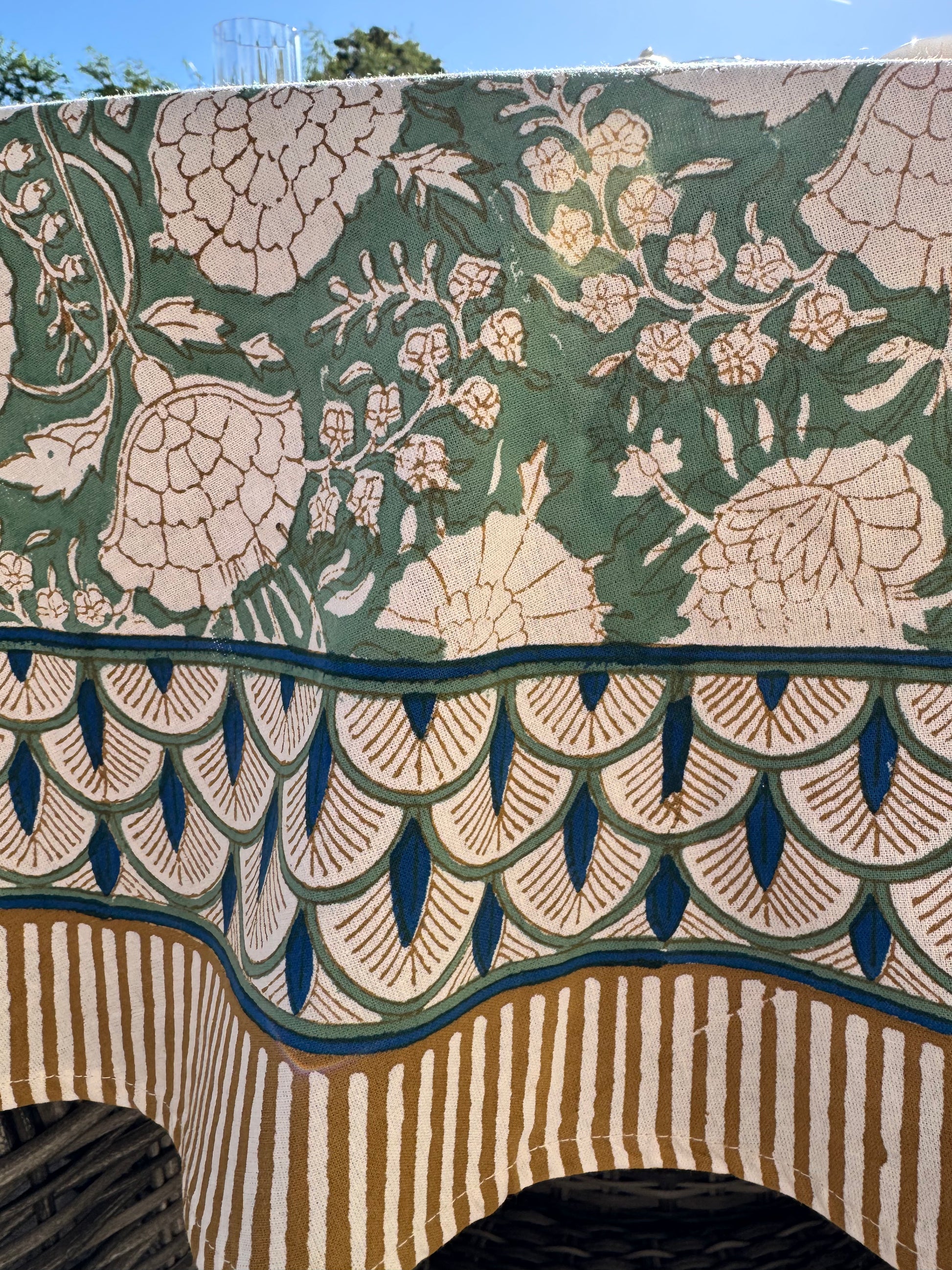 Zoom sur le décor de la nappe Jaipur vert sauge en coton block print avec le détail des motifs et de la frise imprimé artisanalement