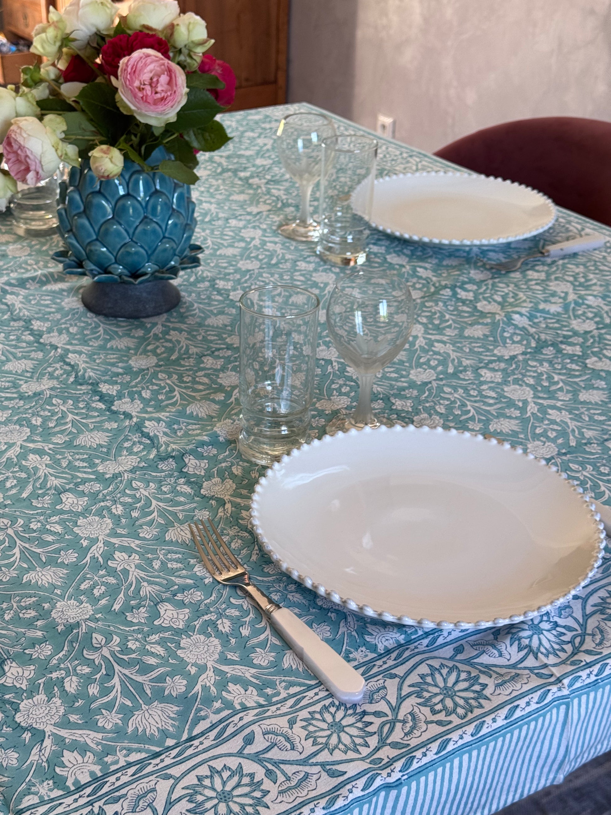 gros plan sur la nappe bleu PADMA en block-print, associée a de la vaisselle blanche  pour une décoration sobre et élégante
