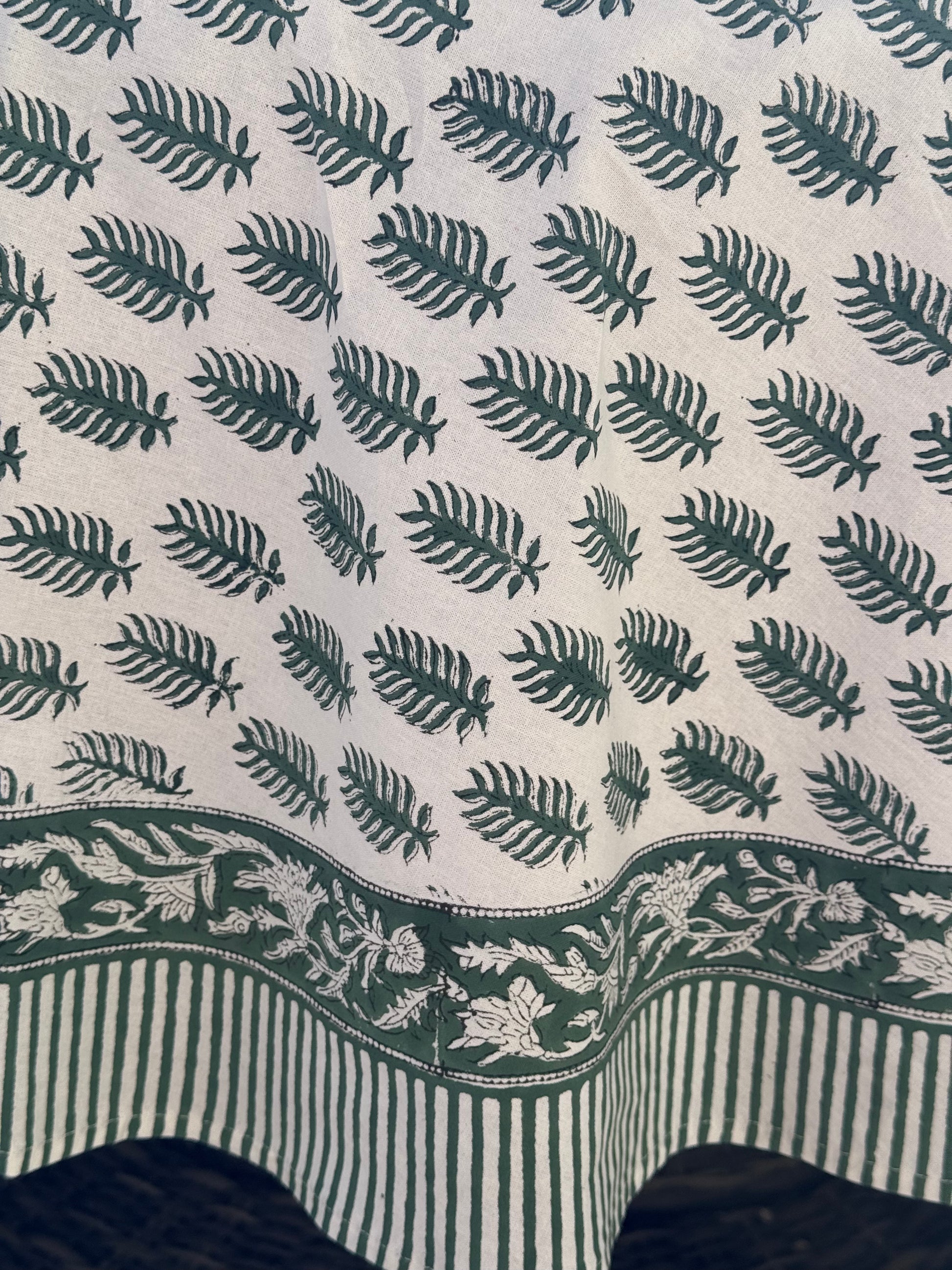 détail de l'impression block-print et de la frise de la nappe ronde