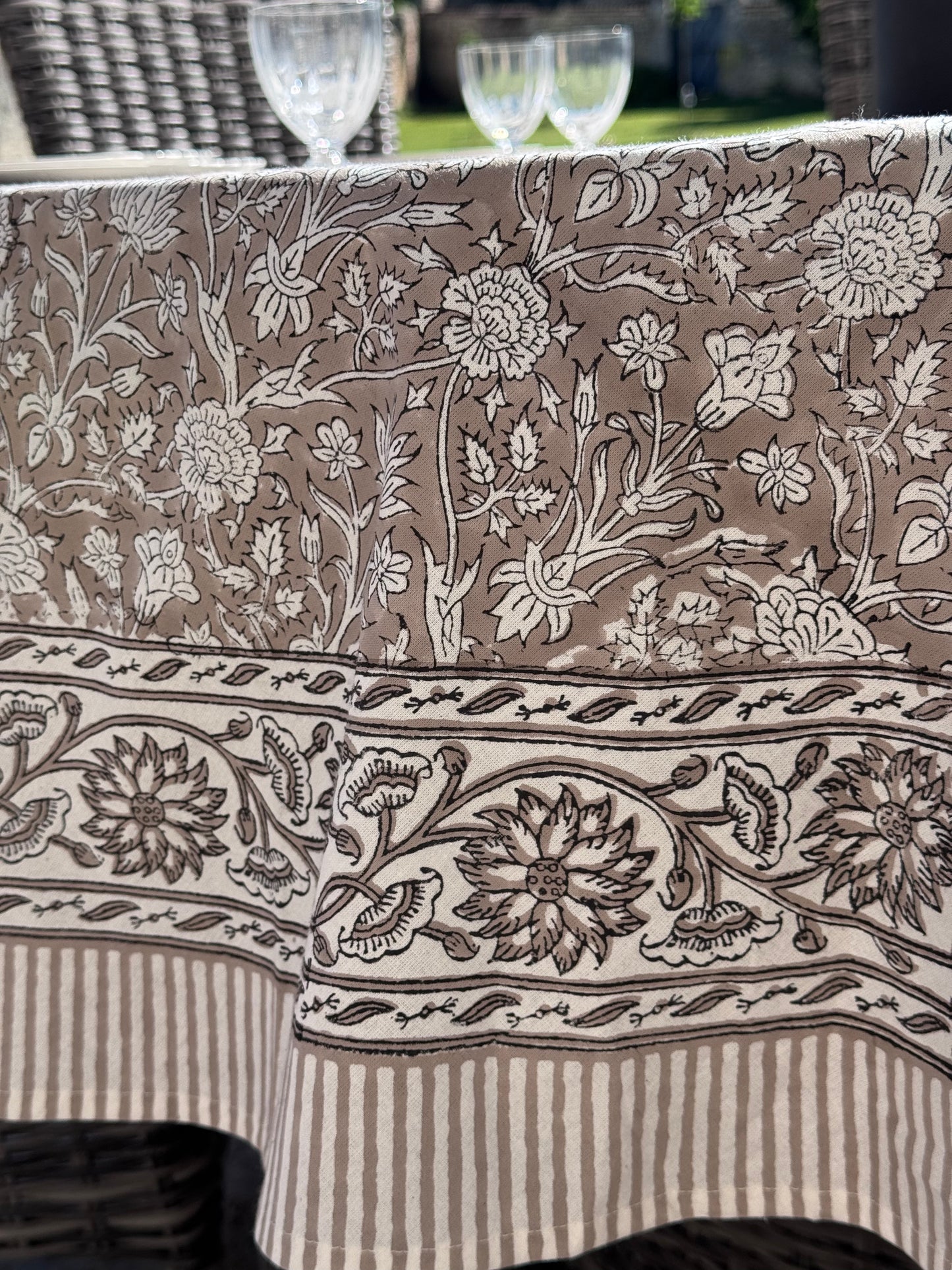 détail de la nappe Dehli avec son motif fleuri et sa double frise décorative.