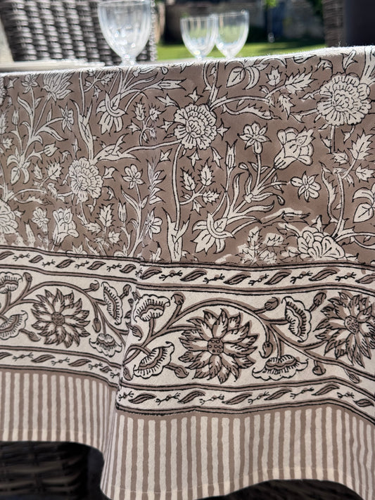 détail de la nappe Dehli avec son motif fleuri et sa double frise décorative.
