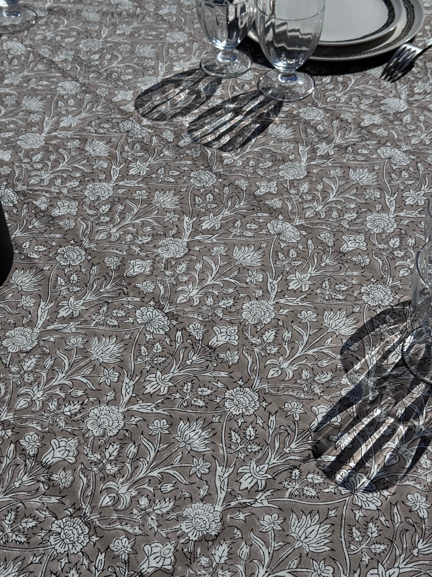 zoom sur le motif blockprint de la nappe  Dehli en coton  beige 