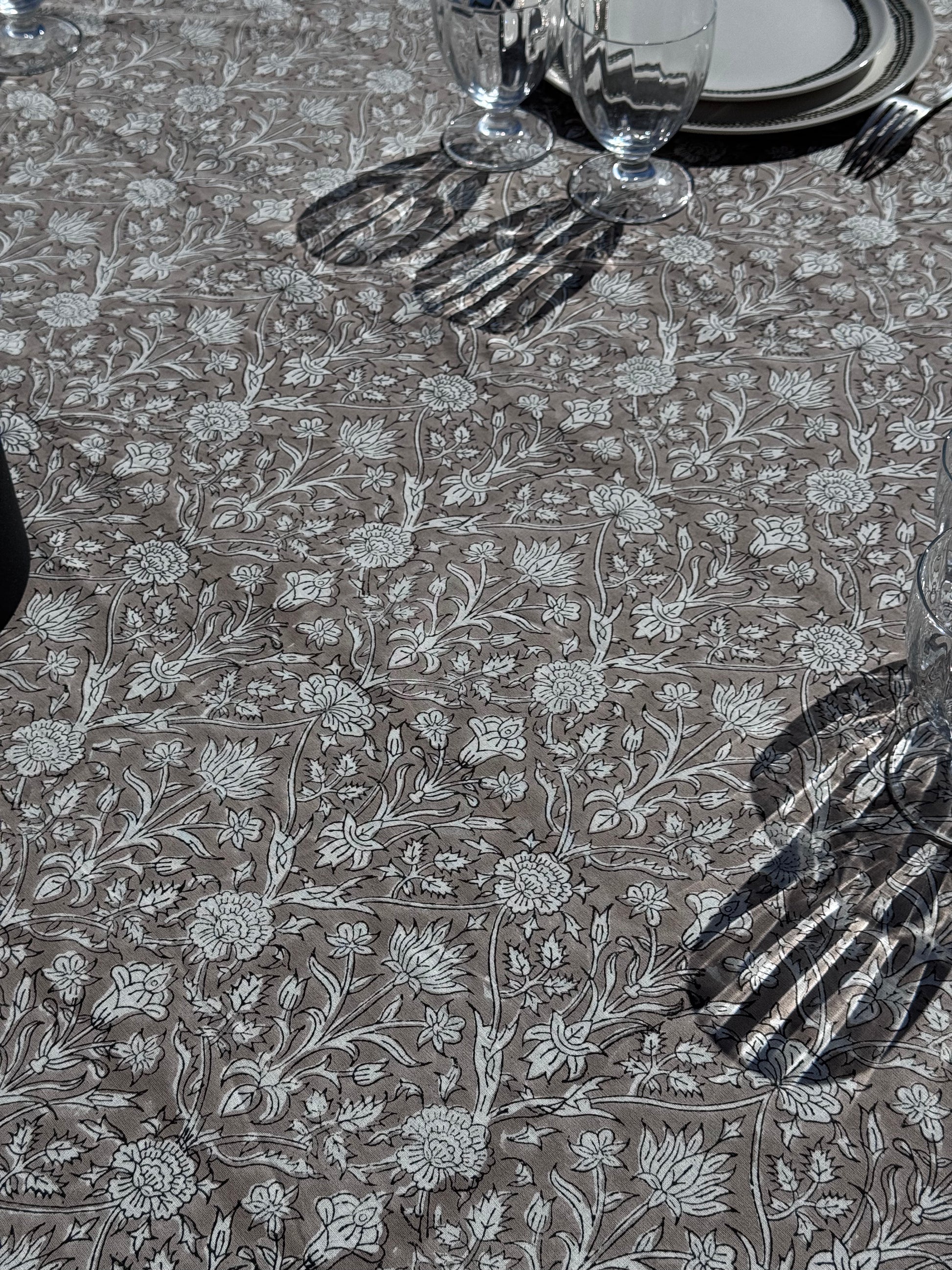 zoom sur le motif blockprint de la nappe  Dehli en coton  beige 