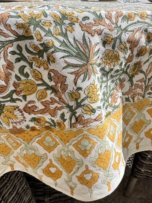 Zoom sur le décor de la nappe Jaipur jaune et terracotta en coton block print avec le détail des motifs et de la frise imprimée artisanalement