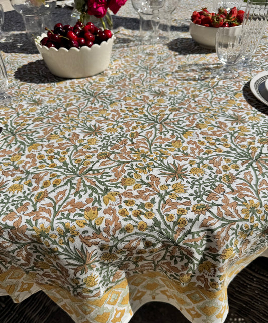 Zoom sur la nappe Jaipur  jaune curry en coton block print, mettant en valeur ses motifs floraux et ses nuances de jaune, vert et beige.