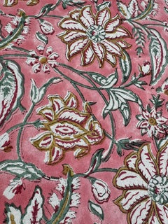 Zoom sur les motifs floraux de la nappe Jaipur rose  en coton blockprint  imprimé à la main en Inde 