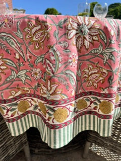 Gros plan sur le décor de la nappe Jaipur rose en coton block print avec le détail des motifs et de la frise imprimée artisanalement