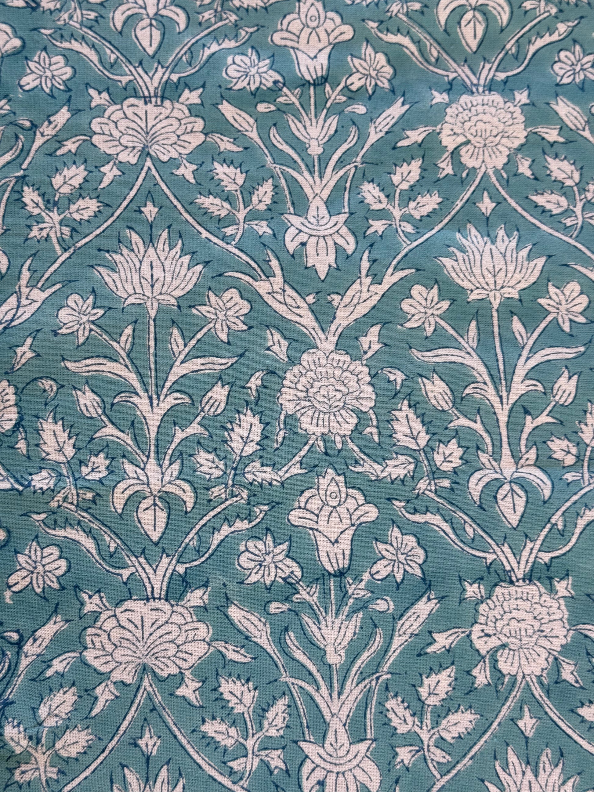 Zoom sur les motifs fleuris de la nappe PADMA bleu,  imprimée artisanalement en Inde.