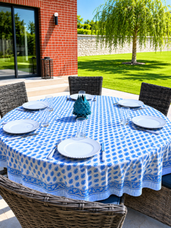 table de salon de jardin dressée avec une belle nappe bleu modèle PAVANA sur la terrasse d'un jardin Français 