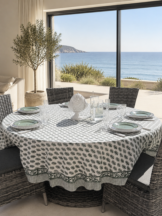 nappe indienne ronde verte dressée sur une jolie table de salle avec vue sur mer 
