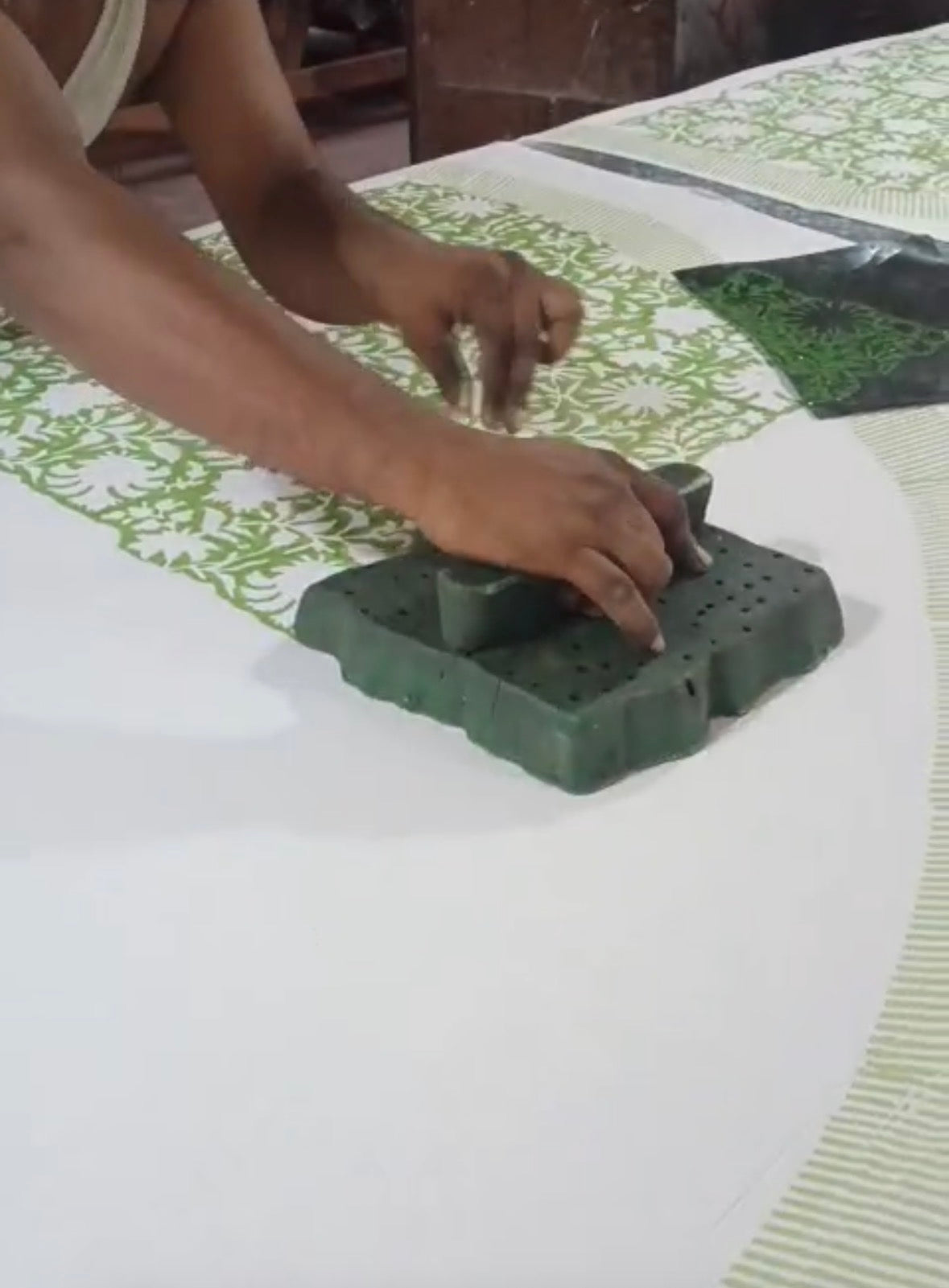 Démonstration du savoir faire artisanal indien et de l'impression blockprint des nappes rondes Khushi