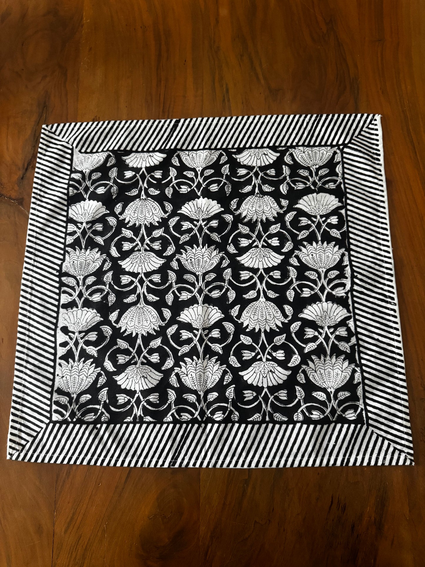 serviette de table LOTUS noire